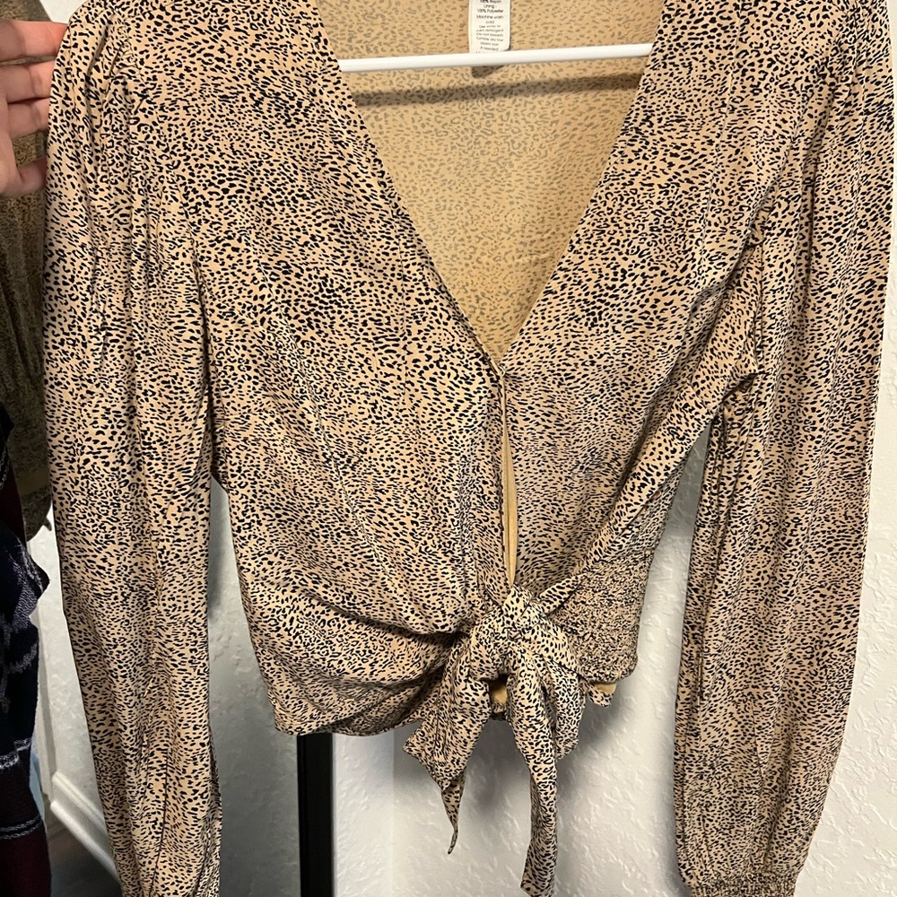 Size medium animal print top never wore, excellent condition